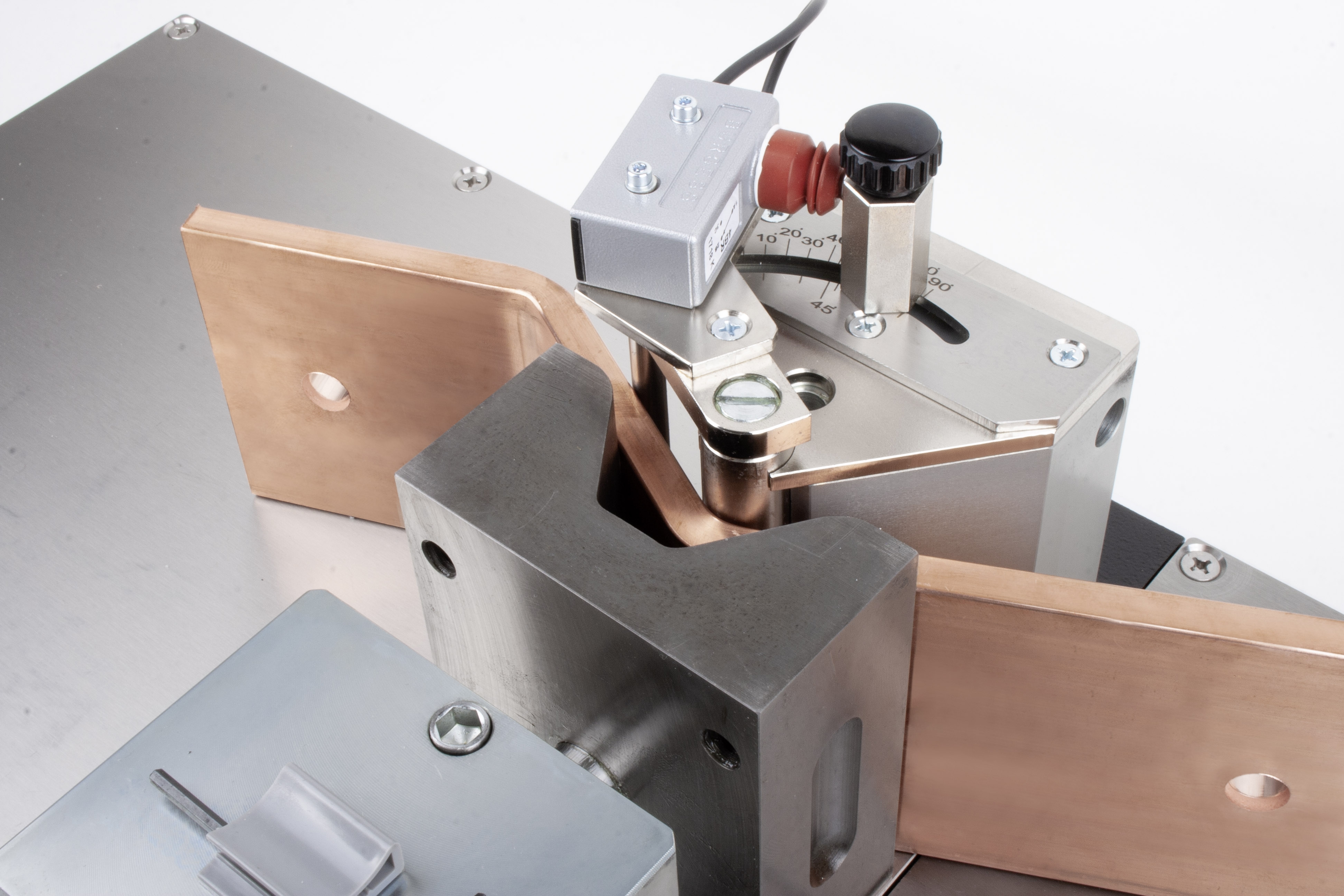 ALFRA Appareil de pliage et de perçage de barres conductrices