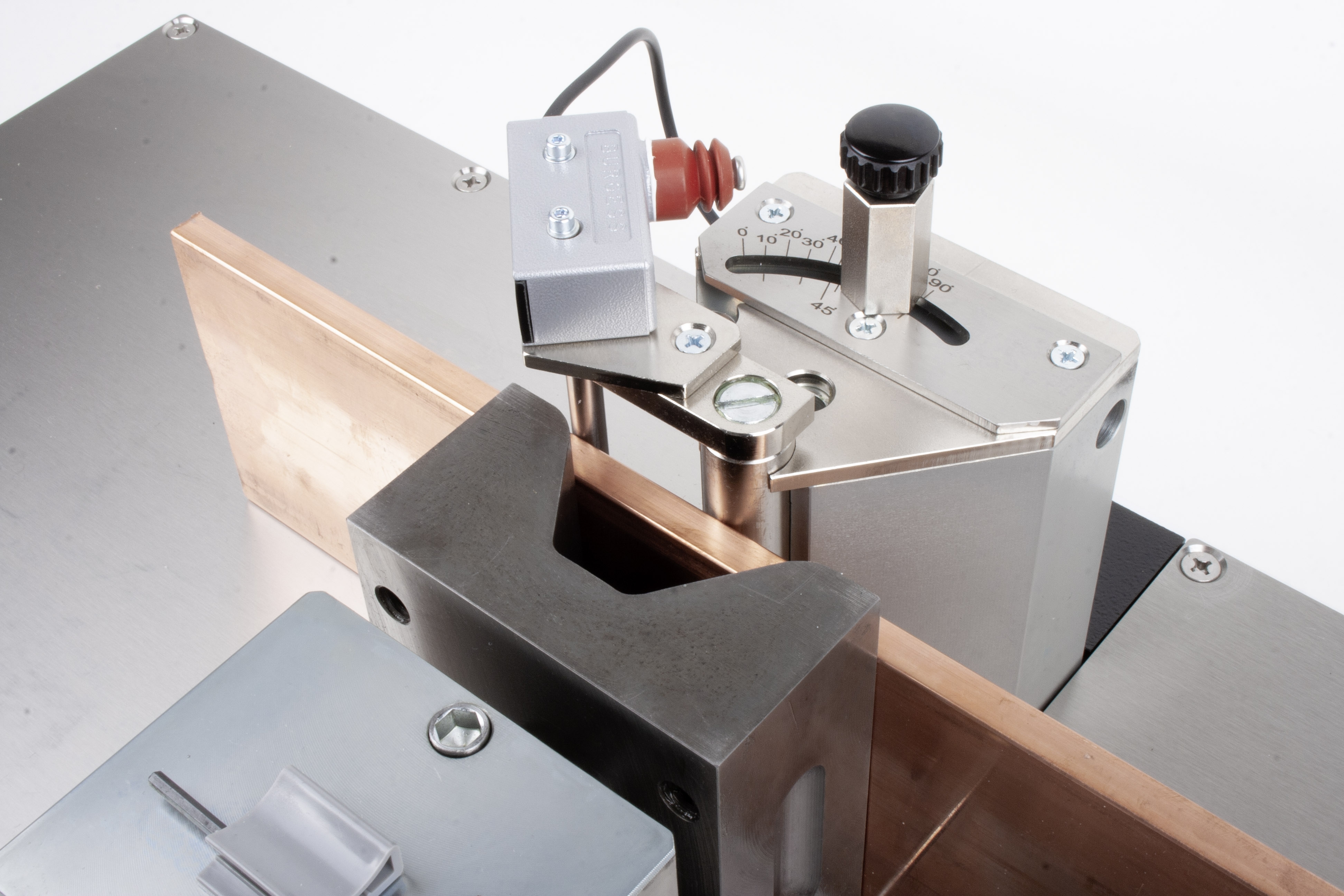 ALFRA Appareil de pliage et de perçage de barres conductrices